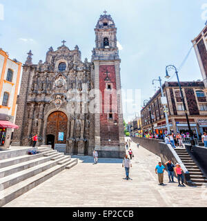 Mexiko-Stadt, Mexiko - 29. April 2014: Einheimische und Touristen vor Kirche Iglesia De La Santisima Trinidad in Mexiko-Stadt Stockfoto