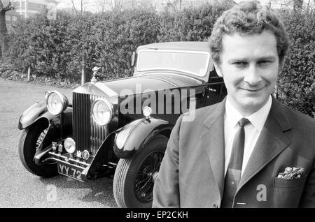 John Howard Davies, BBC Fernseh-Produzent, im Bild mit seiner 1932 Rolls-Royce, 7. Mai 1970. John Howard Davies war auch ein Kind, Schauspieler und spielte in David Leans 1948 Filmversion von Oliver Twist. Stockfoto