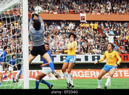 Brasilien / Italien, dritter Stelle übereinstimmen, 1978 FIFA World Cup, Estadio Monumental, Buenos Aires, Argentinien, 24. Juni 1978. Endstand: Brasilien 2: 1 Italien. Dino ZOFF rettet ROBERTO. Stockfoto