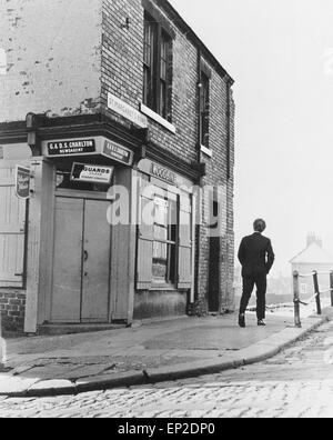 Mord Fall Mary Bell (geboren 26. Mai 1957 in Newcastle Upon Tyne, England) wurde im Dezember 1968 von der fahrlässigen Tötung von zwei jungen, Martin Brown (im Alter von vier Jahren) und Brian Howe (im Alter von drei Jahren) verurteilt. Bell war zehn Jahre alt, als sie getötet, Brown und elf, als sie Howe getötet. St. Margaret's Road. Ratte-Gasse. Die abgerissenen Haus, das welches einst stand hinter diesem Shop der Mord-House war, wo Martin Brown starb, abgebildete Dezember 1968. Stockfoto