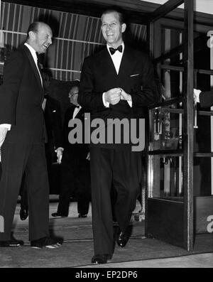 Prinz Philip, Duke of Edinburgh, Ankunft in White City, die International Horse Show zu besuchen. 23. Juli 1956. Stockfoto