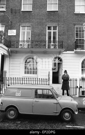 Sandra Rivett Murder November 1974. Im Bild: Polizist außerhalb 46 untere Belgrave Straße SW1 London wo - noch-Ehefrau - Lady Lucan und Kindern lebte. Richard John Bingham 7th Earl of Lucan im Volksmund bekannt als Lord Lucan britischer Peer, der in den frühen Morgenstunden des 8. November 1974 verschwand nach der Ermordung von Sandra Rivett seine Kinder Kindermädchen am Vorabend. Es wurde keine bestätigte Sichtung von ihm seitdem. Am 19. Juni 1975 eine Leichenschau Jury benannt Lucan als den Mörder von Sandra Rivett. Er wurde vermutlich von Verstorbenen in Kammern am 11. Dezember 1992 & rechtlich tot erklärt. Stockfoto