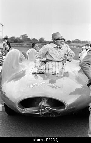 Leo-Villa, die Mechaniker mit Proteus Bluebird, das Auto in dem Donald Campbell den Geschwindigkeitsweltrekord für Automobile brach hat nun machte seinen letzten Lauf 5 mph an RAF Station, Debden, Essex, 19. Juni 1966. Campbell war geben eine Demonstration im Rahmen einer Gala es laufen, aber 5 Tage früher, das Auto wurde schwer beschädigt, wenn mit Rennfahrer Peter Bolton an den Schalthebeln, durch einen hölzernen Zaun und Hecke bei 100 km/h zertrümmert, 10ft in der Luft über der Cambridge Chelsford Straße gesegelt und schließlich über ein Feld für 200 Yards gesponnen. Stockfoto