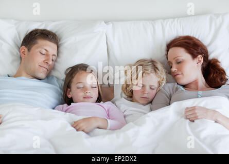 Familie, die zusammen ein Nickerchen Stockfoto