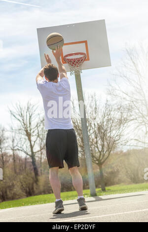 Junger Mann schießen Freiwürfe von der Foul-Linie Stockfoto