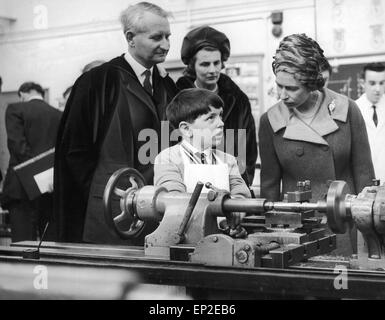 Die Königin besucht Manchester. Haltestellen, mit einem jungen zu sprechen. März 1965. Schülerinnen und Schüler. Metal Work-Klasse. Stockfoto