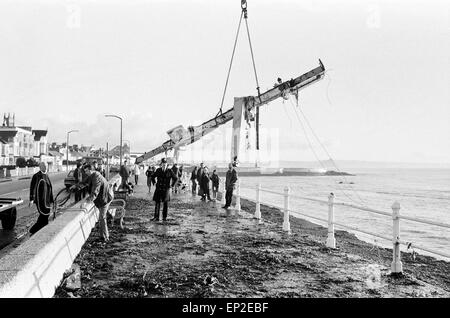 Penlee Leben Boot Katastrophe Wrack aus dem Rettungsboot wird Montag, 21. Dezember 1981 an Land gebracht. Das Penlee Rettungsboot wurde ins Leben gerufen von den kornischen Dorf Mousehole bei genau 20:12 am Samstagabend (19) nach der Frachter Union Star Notruf ausgesendet. Bei 21:22 Steuermann Trevelyan Richards funkte, die er hatte es geschafft, vier Personen an Bord. Dann war es still. Alle Hoffnung ist jetzt für die Lifeboatmen und die acht Menschen aus dem Frachter verlassen. Die Union Star auf seiner Jungfernfahrt legt gekenterten und zerschmettert am Fuße der Klippen von Tater Du nur entlang der Küste. Stockfoto