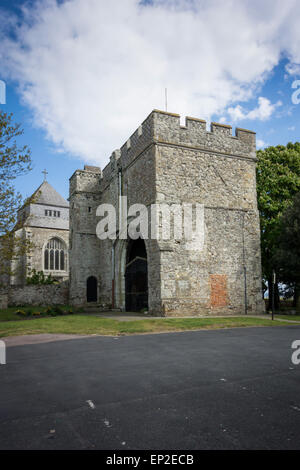 Münster-Abtei auf der Isle of Sheppey in Kent mit Münster Torhaus Museum im Vordergrund Stockfoto