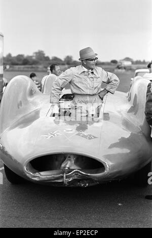 Leo-Villa, die Mechaniker mit Proteus Bluebird, das Auto in dem Donald Campbell den Geschwindigkeitsweltrekord für Automobile brach hat nun machte seinen letzten Lauf 5 mph an RAF Station, Debden, Essex, 19. Juni 1966. Campbell war geben eine Demonstration im Rahmen einer Gala es laufen, aber 5 Tage früher, das Auto wurde schwer beschädigt, wenn mit Rennfahrer Peter Bolton an den Schalthebeln, durch einen hölzernen Zaun und Hecke bei 100 km/h zertrümmert, 10ft in der Luft über der Cambridge Chelsford Straße gesegelt und schließlich über ein Feld für 200 Yards gesponnen. Stockfoto