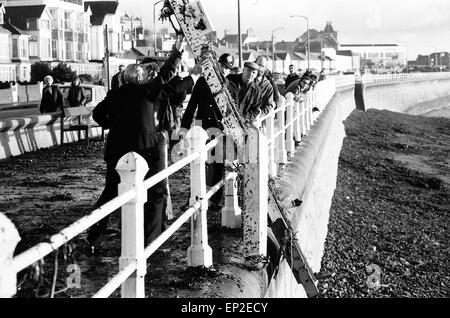 Penlee Leben Boot Katastrophe Wrack aus dem Rettungsboot wird Montag, 21. Dezember 1981 an Land gebracht. Das Penlee Rettungsboot wurde ins Leben gerufen von den kornischen Dorf Mousehole bei genau 20:12 am Samstagabend (19) nach der Frachter Union Star Notruf ausgesendet. Bei 21:22 Steuermann Trevelyan Richards funkte, die er hatte es geschafft, vier Personen an Bord. Dann war es still. Alle Hoffnung ist jetzt für die Lifeboatmen und die acht Menschen aus dem Frachter verlassen. Die Union Star auf seiner Jungfernfahrt legt gekenterten und zerschmettert am Fuße der Klippen von Tater Du nur entlang der Küste. Stockfoto