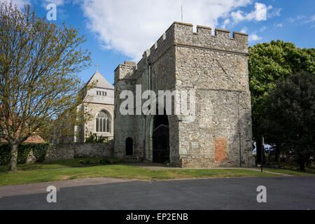 Münster-Abtei auf der Isle of Sheppey in Kent mit Münster Torhaus Museum im Vordergrund Stockfoto