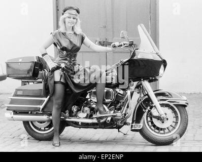 Zwanzig Jahre alten Kim Jones, der eine Platte namens "Wenn du bist A Jammer" mit einer Gruppe Harley D und The Kick beginnt, stellt neben einem Harley Davidson Motorrad gemacht hat. 26. Juli 1983. Stockfoto