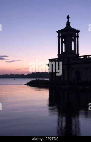 RUTLAND Wasser, ENGLAND - 07 Juni: Normanton Kirche Hintergrundbeleuchtung mit einem rosa und lila Sonne setzen Himmel am 07 Juni im Rutland Wasser, UK Stockfoto