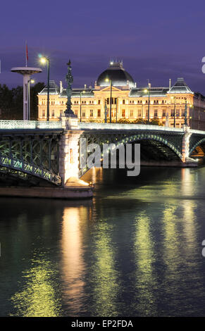 Brücke und Universität von Lyon bei Nacht Stockfoto