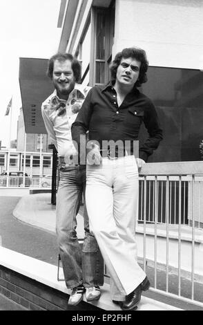 Benny Gallagher & Graham Lyle, der Musikgruppe Gallagher & Lyle, im Bild außen Holiday Inn, London, 30. April 1976. Stockfoto