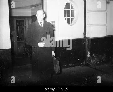 Edward Douglas-Scott-Montagu, 3. Baron Montagu of Beaulieu, im Winchester Crown Court mit dem Auto, 15. Dezember 1953. Stockfoto