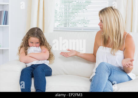 Böse Mutter mit ihrer Tochter auf dem Sofa sitzen Stockfoto