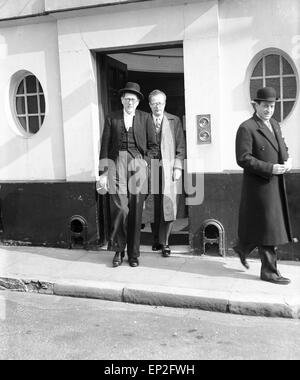 W A Fearnley-Whittingstall QC (links), Lord Montagu Counsel & seines Bruders (rechts) bei Winchester Crown Court, 17. März 1954. Stockfoto