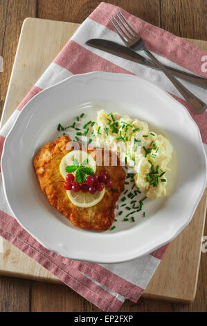 Schnitzel und Kartoffelsalat Stockfoto