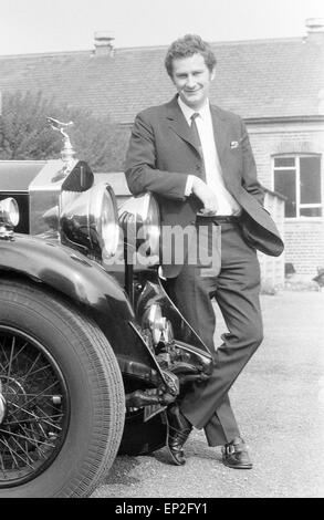 John Howard Davies, BBC Fernseh-Produzent, im Bild mit seiner 1932 Rolls-Royce, 7. Mai 1970. John Howard Davies war auch ein Kind, Schauspieler und spielte in David Leans 1948 Filmversion von Oliver Twist. Stockfoto