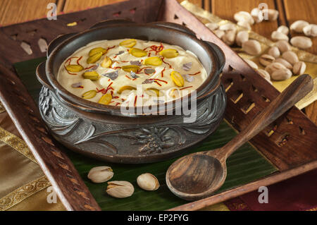 Nimish. Rosenwasser Creme-Dessert. Indien-Essen Stockfoto