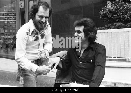 Benny Gallagher & Graham Lyle, der Musikgruppe Gallagher & Lyle, im Bild außen Holiday Inn, London, 30. April 1976. Stockfoto