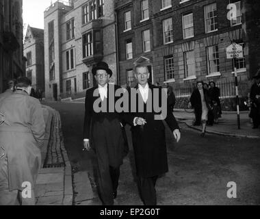 Edward Douglas-Scott-Montagu, 3. Baron Montagu of Beaulieu, Ankunft am Winchester Schwurgericht Hof, Dezember 1953 im Bild Stockfoto