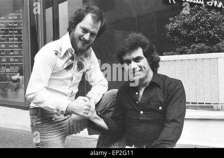 Benny Gallagher & Graham Lyle, der Musikgruppe Gallagher & Lyle, im Bild außen Holiday Inn, London, 30. April 1976. Stockfoto