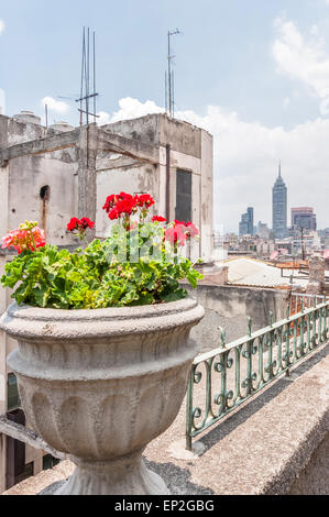 Mexiko-Stadt, Mexiko - 29. April 2014: Tagesansicht der Innenstadt Wolkenkratzer von Dächern Zocalo in Mexico City, Mexiko. Stockfoto