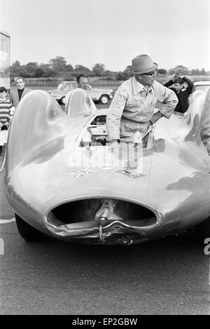 Leo-Villa, die Mechaniker mit Proteus Bluebird, das Auto in dem Donald Campbell den Geschwindigkeitsweltrekord für Automobile brach hat nun machte seinen letzten Lauf 5 mph an RAF Station, Debden, Essex, 19. Juni 1966. Campbell war geben eine Demonstration im Rahmen einer Gala es laufen, aber 5 Tage früher, das Auto wurde schwer beschädigt, wenn mit Rennfahrer Peter Bolton an den Schalthebeln, durch einen hölzernen Zaun und Hecke bei 100 km/h zertrümmert, 10ft in der Luft über der Cambridge Chelsford Straße gesegelt und schließlich über ein Feld für 200 Yards gesponnen. Stockfoto