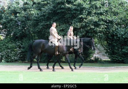 Amerikanischen Präsidenten Ronald Reagan rittlings auf Centennial Reiten mit Königin Elizabeth II auf Birmanisch während ihrer Fahrt am Morgen im Windsor Great Park während des Besuchs des Präsidenten nach Großbritannien. 8. Juni 1982. Stockfoto