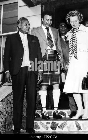 Tory Opposition Leader Margaret Thatcher MP trifft die kilted Mustafa Khan im Dorchester Hotel in Glasgow, Glasgow, Schottland, April 1975. Stockfoto