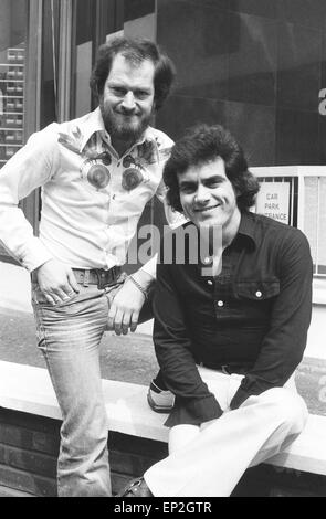 Benny Gallagher & Graham Lyle, der Musikgruppe Gallagher & Lyle, im Bild außen Holiday Inn, London, 30. April 1976. Stockfoto