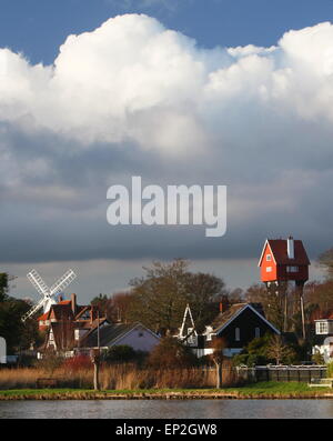 Bockwindmühle Mühle und das Haus in den Wolken bei Thorpeness, Suffolk, UK, East Anglian, täglich, decken Stockfoto