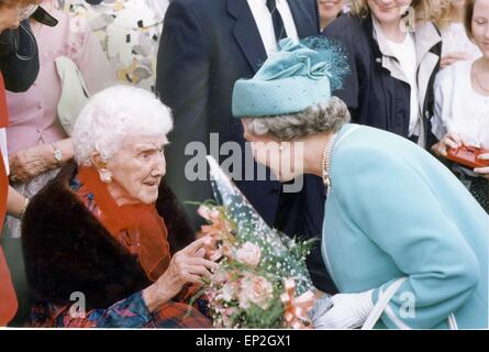 Die Königin Besuche Manchester. Stuhl gebunden Fay Gradwell eine besondere Besuch in Bury heute gemacht. Zu ihrem 100. Geburtstag war sie gekommen, um die Königin zu sehen, die sie empfangen hatten ein Telegramm aus diesem Morgen. Wie die Königin erklärte, es schön war, sie zu sehen und sie müssen sich nicht die Mühe aufzustehen. Im Foto Derek Robson, Stiefsohn im Recht. Ann RObson Stieftochter und das 100jährige Fay Gradwell lebt in Carrwood Pflegeheim Bramhall. 17. Juli 1992. Stockfoto