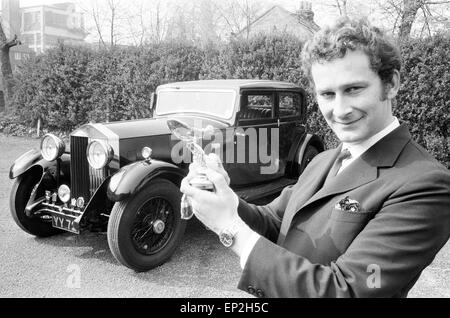 John Howard Davies, BBC Fernseh-Produzent, im Bild mit seiner 1932 Rolls-Royce, 7. Mai 1970. John Howard Davies war auch ein Kind, Schauspieler und spielte in David Leans 1948 Filmversion von Oliver Twist. Stockfoto