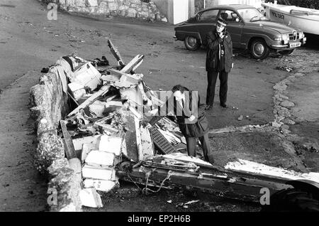 Penlee Leben Boot Katastrophe Bilder genommen 20. Dezember 1981. Das Penlee Rettungsboot wurde ins Leben gerufen von den kornischen Dorf Mousehole bei genau 20:12 am Samstagabend (19) nach der Frachter Union Star Notruf ausgesendet. Bei 21:22 Steuermann Trevelyan Richards funkte, die er hatte es geschafft, vier Personen an Bord. Dann war es still. Alle Hoffnung ist jetzt für die Lifeboatmen und die acht Menschen aus dem Frachter verlassen. Die Union Star auf seiner Jungfernfahrt legt gekenterten und zerschmettert am Fuße der Klippen von Tater Du nur entlang der Küste von Mousehole. Stockfoto