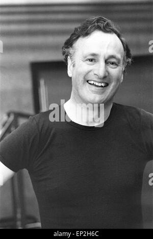 Paul Eddington, Star der BBC TV-Serie "The Good Life", wie Jeremy Leadbetter Zeichen abgebildet unter der Daily Mirror-Fitness-Test auf der Debenham Health Club, London, 30. Mai 1977. Stockfoto