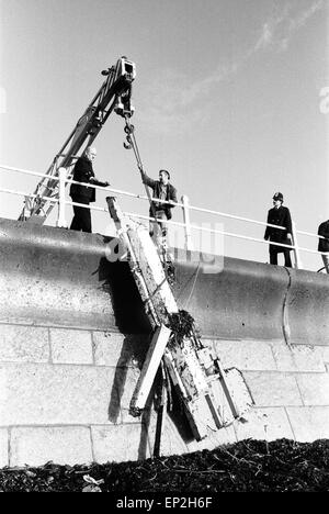 Penlee Leben Boot Katastrophe Wrack aus dem Rettungsboot wird Montag, 21. Dezember 1981 an Land gebracht. Das Penlee Rettungsboot wurde ins Leben gerufen von den kornischen Dorf Mousehole bei genau 20:12 am Samstagabend (19) nach der Frachter Union Star Notruf ausgesendet. Bei 21:22 Steuermann Trevelyan Richards funkte, die er hatte es geschafft, vier Personen an Bord. Dann war es still. Alle Hoffnung ist jetzt für die Lifeboatmen und die acht Menschen aus dem Frachter verlassen. Die Union Star auf seiner Jungfernfahrt legt gekenterten und zerschmettert am Fuße der Klippen von Tater Du nur entlang der Küste. Stockfoto