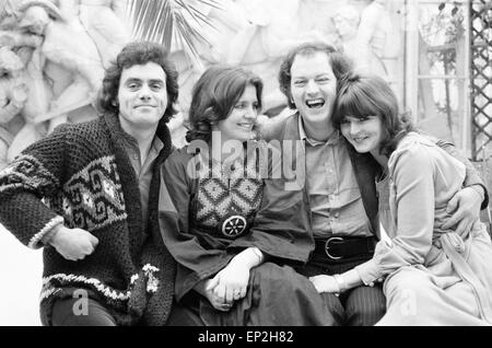 Benny Gallagher & Graham Lyle, der Musikgruppe Gallagher & Lyle, mit ihren Familien in den Shepperton Studios wo sie Proben, 11. Januar 1977 sind abgebildet. Stockfoto