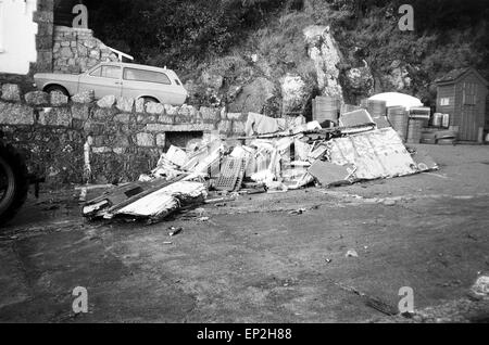 Penlee Leben Boot Katastrophe Bilder genommen 20. Dezember 1981. Das Penlee Rettungsboot wurde ins Leben gerufen von den kornischen Dorf Mousehole bei genau 20:12 am Samstagabend (19) nach der Frachter Union Star Notruf ausgesendet. Bei 21:22 Steuermann Trevelyan Richards funkte, die er hatte es geschafft, vier Personen an Bord. Dann war es still. Alle Hoffnung ist jetzt für die Lifeboatmen und die acht Menschen aus dem Frachter verlassen. Die Union Star auf seiner Jungfernfahrt legt gekenterten und zerschmettert am Fuße der Klippen von Tater Du nur entlang der Küste von Mousehole. Stockfoto