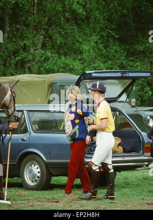 Prinz und Prinzessin von Wales im Polo bei Smiths Rasen, Windsor (Diana mit Koala-gemusterten Pullover) 2. Mai 1982. Diana erwartet ihr 1. Kind in 2 Monaten. Stockfoto