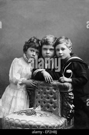 Prince Of Wales mit Prinz Albert und Prinzessin Mary posieren für ein Porträt. Stockfoto