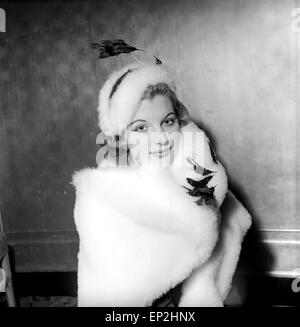 Mode in Hüte: Millinery Designers Schau der Dorchester verbunden. Ein Mehrzweck-Hut. Randvoll ist der weiße satin und für das Theater eine Muffin Krone aus hellen rosa samt gold Netz überlagert. November 1956 Stockfoto
