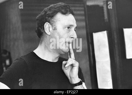 Paul Eddington, Star der BBC TV-Serie "The Good Life", wie Jeremy Leadbetter Zeichen abgebildet unter der Daily Mirror-Fitness-Test auf der Debenham Health Club, London, 30. Mai 1977. Stockfoto