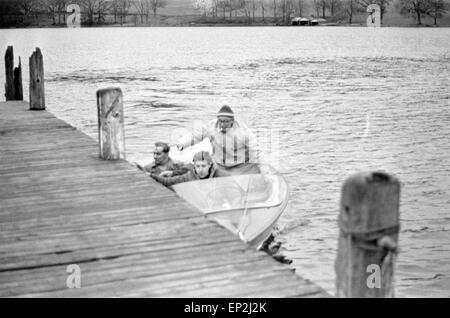 Rettung / Recovery Boot kehrt zurück, um Donald Campbell Coniston Wasser Lancashire Aufnahmen am Tag seines Todes 4. Januar 1967 andocken. Campbell wurde getötet, als Bluebird K7 umgedreht und zerfallen bei Geschwindigkeit von mehr als 300 mph (480 km/h) Bluebird abgeschlossene Nord-Süd laufen bei einem Durchschnitt von 297,6 km/h (478,9 km/h) und Peak-Geschwindigkeit von 315 km/h (507 km/h) hatte. Der zweite Lauf war noch schneller; K7 im Laufe der Beginn der gemessenen Kilometer war sie bei über 320 km/h (510 km/h) unterwegs. Aber ihre Stabilität begonnen hatte, zu brechen und die Vorderseite des Bootes begonnen, aus dem Wasser springen. Stockfoto