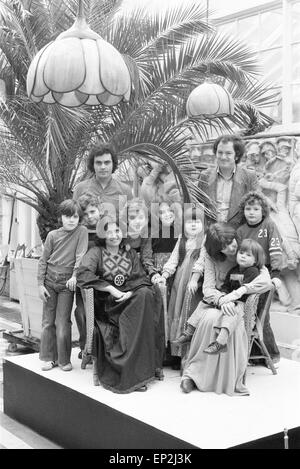 Benny Gallagher & Graham Lyle, der Musikgruppe Gallagher & Lyle, mit ihren Familien in den Shepperton Studios wo sie Proben, 11. Januar 1977 sind abgebildet. Stockfoto