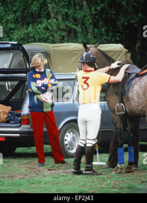 Prinz und Prinzessin von Wales im Polo bei Smiths Rasen, Windsor (Diana mit Koala-gemusterten Pullover) 2. Mai 1982. Diana erwartet ihr 1. Kind in 2 Monaten. Stockfoto