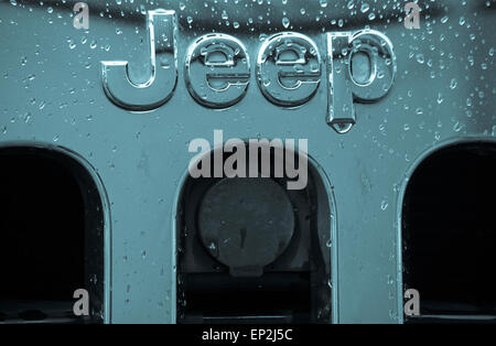Cyanotyp des Jeep-Logos auf Fahrzeug mit Wassertröpfchen abstrakt Stockfoto