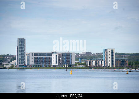 Apartments mit Blick auf das Wasser an der Cardiff Bay, South Wales Stockfoto